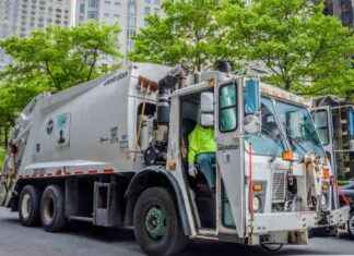 Tragic Death of NYC Sanitation Worker in Queens: What Happened? news-24092024-174008