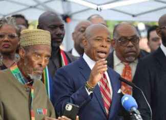 Mayor Adams Faces Supporters and Detractors Outside Gracie Mansion news-27092024-091102