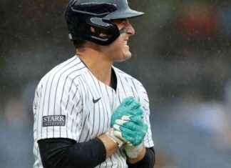 Anthony Rizzo Suffers Fractured Finger in Loss to Pirates: Yankees 1B Injury Update news-29092024-104551