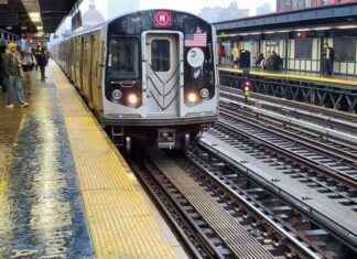 Man wounded in Queens subway stabbing, suspect sought news-25112024-224300