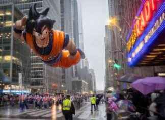 98th Macy’s Thanksgiving Day Parade: Spectators Brave Rain to Watch – amNewYork news-29112024-052638