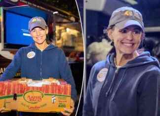 Jennifer Garner Volunteers at Food Truck to Help Those in Need jennifer-garner-volunteers-at-food-truck-to-help-those-in-need