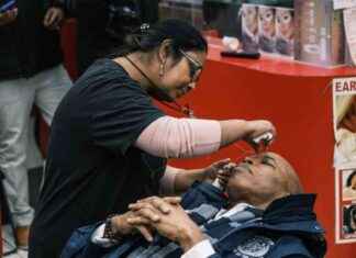 Mayor Adams Visits NYC Market for Eyebrow Threading: A Unique Experience in the Big Apple mayor-adams-visits-nyc-market-for-eyebrow-threading-a-unique-experience-in-the-big-apple