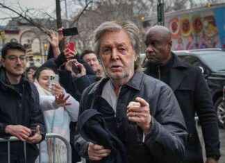 Paul McCartney Thrills Fans with Pop-Up Performances on Lower East Side paul-mccartney-thrills-fans-with-pop-up-performances-on-lower-east-side