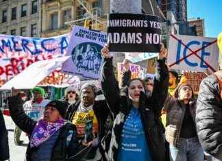 Protesters urge Hochul to fire Mayor Adams in Manhattan rally protesters-urge-hochul-to-fire-mayor-adams-in-manhattan-rally